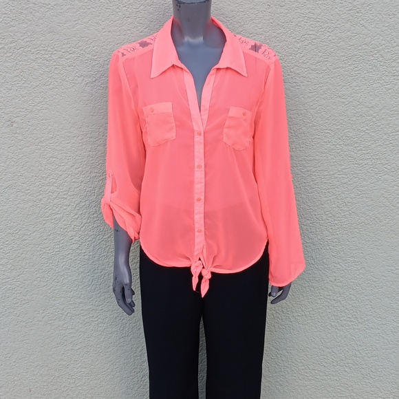 LEI LADIES V NECK BUTTON DOWN BLOUSE W/ SEE THRU FLORAL ACCENTED BACK